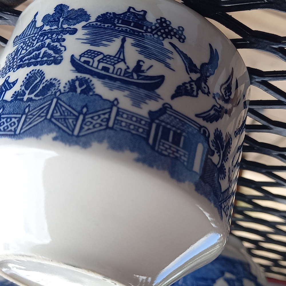 MADE IN ENGLAND - Blue and White Porcelain CUP - Picture 6 of 6